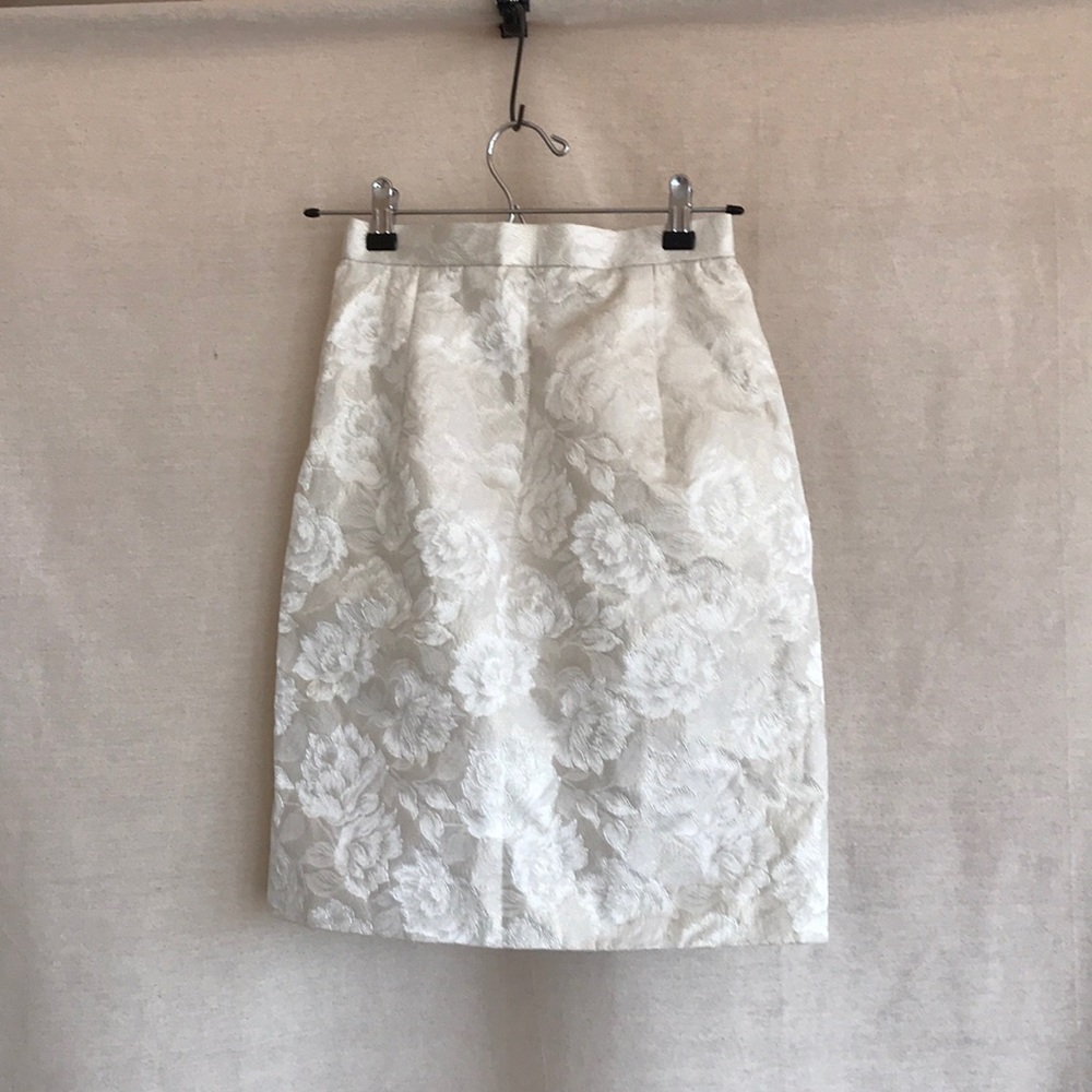 Cream & white Shiny material skirt